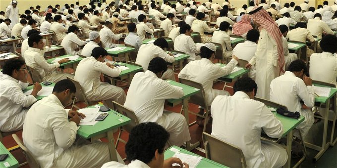 طلاب يتلقون الدرس باحدي المدارس في المملكة