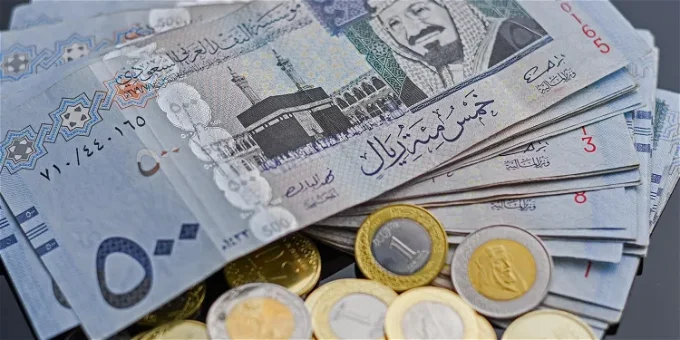 فئات مختلفه من العملة السعودية